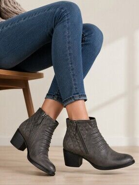 Clarks Narrative Womens Gray Quilted Leather Ankle Boot Block Heel Side Zip 7.5M